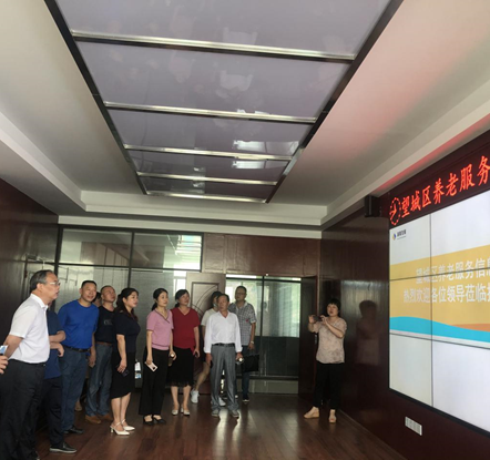 長沙、湘潭市人大調(diào)研發(fā)展養(yǎng)老公司雷鋒路社區(qū)居家養(yǎng)老服務(wù)中心